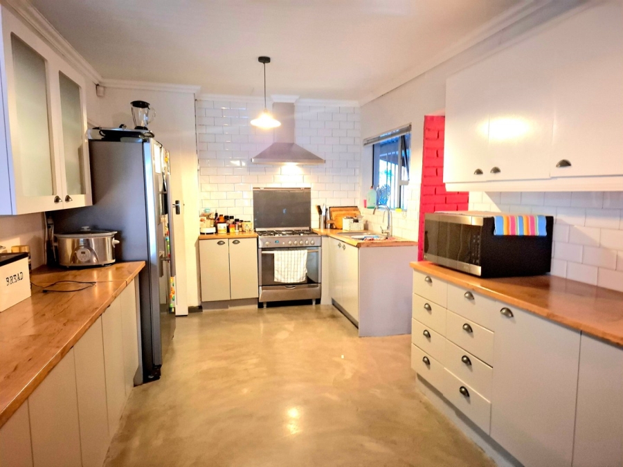 4 Bedroom Property for Sale in Oakdale Western Cape